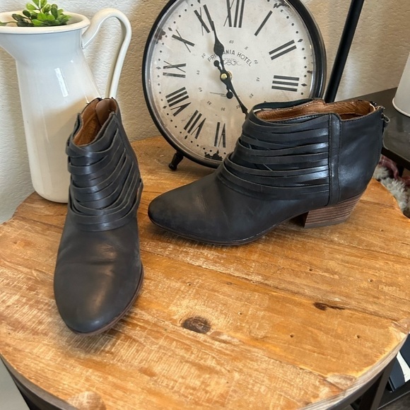 Clarks Artisan SPYE CELESTE Women Black Leather
Back Zip Bootie Boot Size 7 - Picture 1 of 9